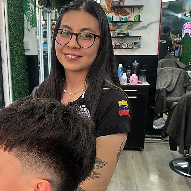 Barbera de Los Panas sonriendo junto a un cliente de espaldas con el degradado terminado