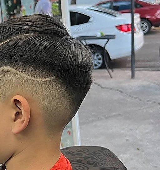 Degradado con una línea curva marcada a navaja sobre la oreja