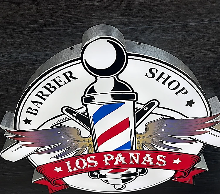 Logo de Los Panas Barber Shop: poste de barbero con alas y cinta roja